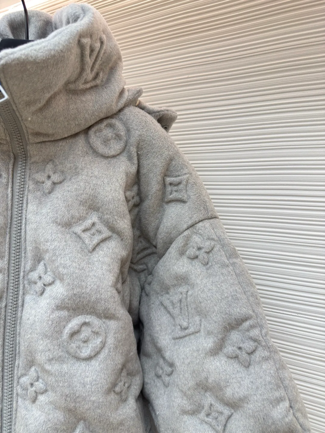 LOUIS VUITTON Presbyopic embossed embossed down jacket ●Item number: 1680535-F25 ●Material: white goose down ●Technology: embossed embossed ●Version: fitted version ●Weight: about 3320 grams ●Size: S-M-L-XL ●Description: The fabric itself contains a lot of cashmere, and the inside is filled with 90 white duck down. It is super fluffy and difficult to process. The scrap rate of embossing fabrics of different materials reaches more than 50%. The hood is detachable and the pockets have hidden zippers, which is not only warm, but also very safe. The upper body effect is very good. It does not look bloated, but it is a concave shape artifact. I also like gray clothes because gray looks very high-grade, coupled with the embossed presbyopia logo. , low-key and stylish, same style for men and women!